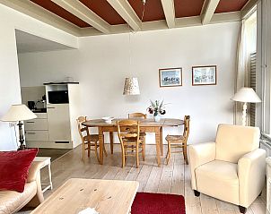 Gemtliches Wohnzimmer des Ferienhauses DG2051 in Ruinerwold, Sdwest-Drenthe. Gemtliche Sitzecke mit natrlichem Licht und lndlichem Charme.