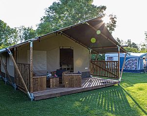 Genieen Sie die Ruhe in einem Safarizelt bei Huisje in Ruinerwold, gelegen in der grnen Landschaft von Sdwest-Drenthe.