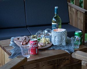 Genieen Sie einen entspannten Abend auf der Veranda des Ferienhauses in Ruinerwold, einem Ferienhaus im Sdwesten von Drenthe, mit einer stimmungsvollen Snackplatte.