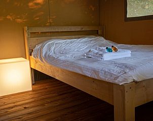 Gemtliches Schlafzimmer im Ferienhaus in Ruinerwold, Ferienhaus im Sdwesten von Drenthe, mit bequemem Bett und warmer Beleuchtung.