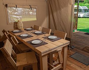 Gemtlicher Essbereich im Ferienhaus in Ruinerwold, Ferienhaus im Sdwesten von Drenthe, mit Blick auf die grne Umgebung und Terrasse.