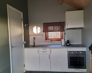 Moderne Kche im Ferienhaus in Ruinerwold, Sd-West Drenthe. Ideales Ferienhaus, um Komfort und Natur in Drenthe zu genieen.