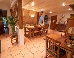 Gemtliches Esszimmer im Huisje in Ruinerwold, einem Ferienhaus im Sdwesten von Drenthe, mit warmen Holzmbeln und stimmungsvoller Beleuchtung.