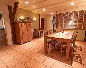 Gemtliches Esszimmer im Ferienhaus in Ruinerwold, Sdwest-Drenthe. Gerumiger Innenraum mit Holzmbeln und warmer Beleuchtung.