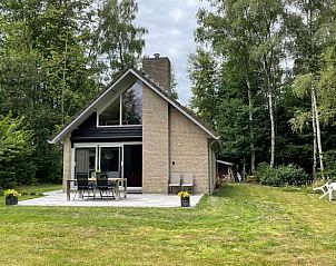 Vakantiehuisje in Zorgvlied, Zuidwest Drenthe, omringd door natuur met een uitnodigend terras voor ontspanning en uitzicht op het bos.
