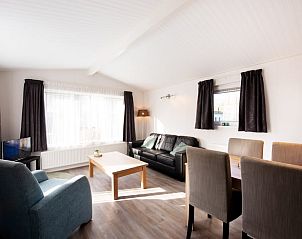 Moderne keuken en eetruimte in Huisje in Zorgvlied, een chalet in Zuidwest Drenthe, perfect voor een ontspannen vakantie.