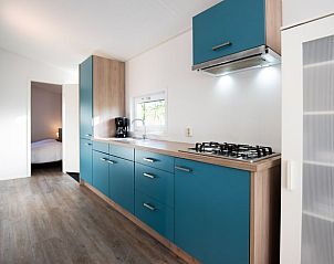 Sfeervolle slaapkamer in Huisje in Zorgvlied, een chalet in Zuidwest Drenthe, met comfortabel tweepersoonsbed en moderne inrichting.