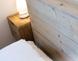 Sfeervolle slaapkamer in Huisje in Zorgvlied, Zuidwest Drenthe, met twee comfortabele bedden en een rustgevend raamuitzicht.