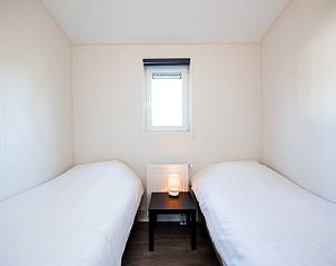 Moderne badkamer in Huisje in Zorgvlied, Zuidwest Drenthe, met ruime douche en wastafel, ideaal voor een comfortabel verblijf in de chalet.
