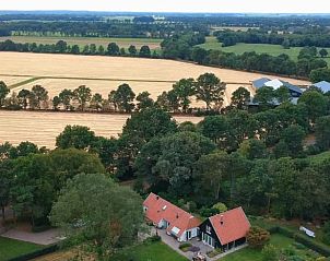 Luchtfoto van Vakantiehuis in Wapse, Zuidwest Drenthe, omringd door velden en bossen.