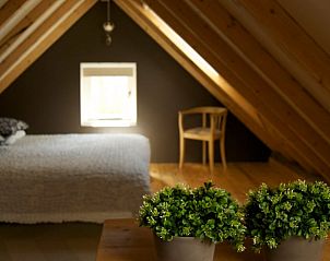 Sfeervolle slaapkamer onder het dak van Vakantiehuis in Wapse, Zuidwest Drenthe.