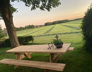 Picknicktafel met uitzicht op de velden bij Vakantiehuisje in Wapse, Zuidwest Drenthe.