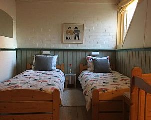 Gezellige slaapkamer met twee eenpersoonsbedden in Vakantiehuisje in Wapse, Drenthe.