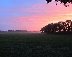 Adembenemende zonsondergang bij Vakantiehuisje in Wapse, Zuidwest Drenthe, met roze lucht.