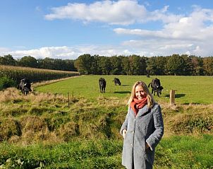 Gast geniet van het landschap bij Vakantiehuisje in Wapse, Zuidwest Drenthe, met grazende koeien.