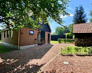 Entree van Vakantiehuis in Wapse, Zuidwest Drenthe, met rustieke uitstraling.