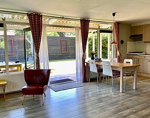 Ruime woonkamer in Vakantiehuis in Wapse, Zuidwest Drenthe, met veel lichtinval.