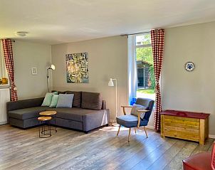 Comfortabele woonkamer in Vakantiehuis in Wapse, Zuidwest Drenthe, met uitzicht op tuin.