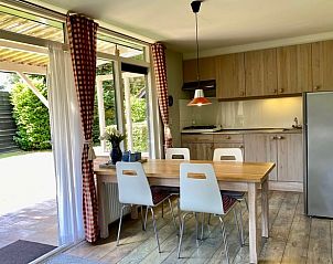 Eetkamer en keuken in Vakantiehuis in Wapse, Zuidwest Drenthe, met toegang tot terras.