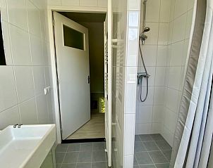 Douche en wastafel in Vakantiehuis in Wapse, Zuidwest Drenthe, met moderne afwerking.