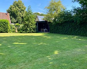 Ruime tuin van Vakantiehuis in Wapse, Zuidwest Drenthe, ideaal voor ontspanning.