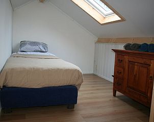 Zolderkamer in Vakantiehuis in Wapse, Zuidwest Drenthe, met eenpersoonsbed en dakraam.