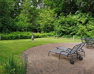 Zonnig terras met ligstoelen bij Vakantiehuisje in Wapse, perfect voor ontspanning in Drenthe.