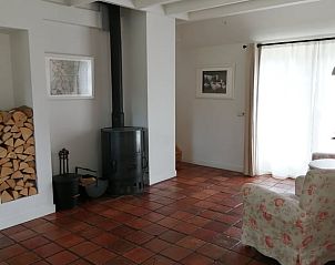 Knusse hoek met houtkachel in Vakantiehuisje in Wapse, warme sfeer in Drenthe.