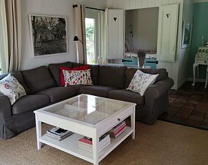 Ruime woonkamer in Vakantiehuisje in Wapse, ideaal voor familiebijeenkomsten in Drenthe.