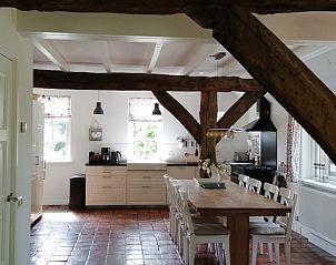 Stijlvolle keuken en eethoek in Vakantiehuisje in Wapse, perfect voor culinaire avonden in Drenthe.