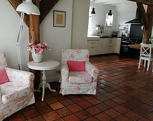 Gezellige leeshoek met fauteuils in Vakantiehuisje in Wapse, ontspannen sfeer in Zuidwest Drenthe.