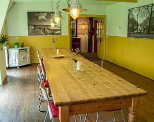 Gezellige eetruimte in Vakantiehuisje in Wapse, Zuidwest Drenthe, met lange houten tafel en sfeervolle verlichting.