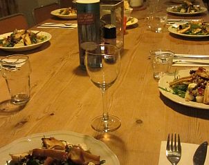 Gezellige eetruimte in Vakantiehuisje in Wapse, Zuidwest Drenthe, met sfeervol gedekte tafel voor een heerlijke maaltijd.