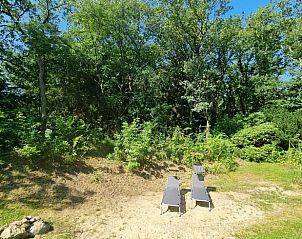 Sonniger Platz mit Liegesthlen im Ferienhaus in Wateren, Drenthe.