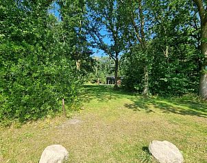 Eingang zum Ferienhaus in Wateren, Westerveld, versteckt in der Natur.