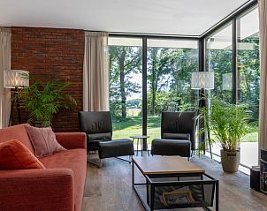 Modernes Wohnzimmer mit Aussicht im Ferienhaus in Wateren, Drenthe.