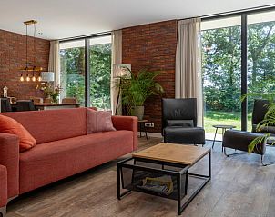 Gemtliches Wohnzimmer mit Pflanzen im Ferienhaus in Wateren, Drenthe.