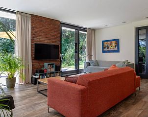 Moderne Sitzecke mit TV im Ferienhaus in Wateren, Sdwest-Drenthe.