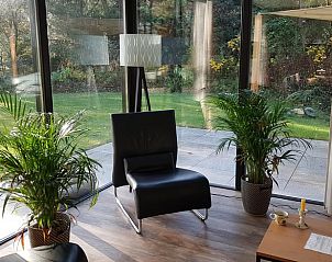 Stimmungsvolle Ecke mit Stuhl im Ferienhaus in Wateren, Westerveld.