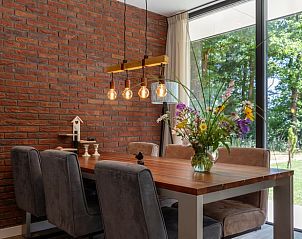 Esstisch mit Blumen im Ferienhaus in Wateren, Sdwest-Drenthe.