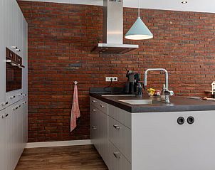 Kche mit roter Backsteinwand in einem Ferienhaus in Wateren, Westerveld.