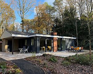 Gemtliches Wohnzimmer des Ferienhauses in Wateren, Westerveld mit Blick auf die grne Natur im Sdwesten von Drenthe, ideal zum Entspannen.