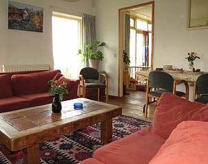 Gezellige woonkamer in Heimensteegde - 't Rustpunt, vakantiehuis in Wittelte, Drenthe met comfortabele banken.