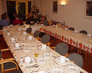 Feestelijke eetruimte in Heimensteegde vakantiehuis, Wittelte, Zuidwest Drenthe, ideaal voor gezellige diners.