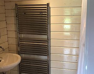 Stijlvolle badkamer met verwarmd handdoekenrek in vakantiehuisje in Koekange, Zuidwest Drenthe.