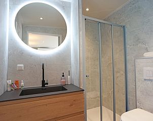 Moderne badkamer van Huisje in Elim, vakantiehuis in Elim, Zuidwest Drenthe, met luxe voorzieningen.