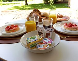 Ontbijt bij Huisje in Elim, bed and breakfast in Elim, Zuidwest Drenthe, met vers fruit en sapjes.