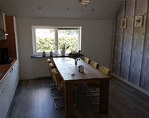 Gerumige Kche im Ferienhaus in Tiendeveen, Drenthe mit Holztisch und moderner Einrichtung.