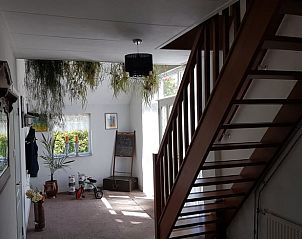 Diele des Ferienhauses in Tiendeveen, Drenthe mit Holztreppe und natrlichem Licht.