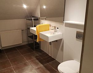 Modernes Badezimmer in einem Ferienhaus in Tiendeveen, Drenthe, mit Doppelwaschbecken und glatter Oberflche.